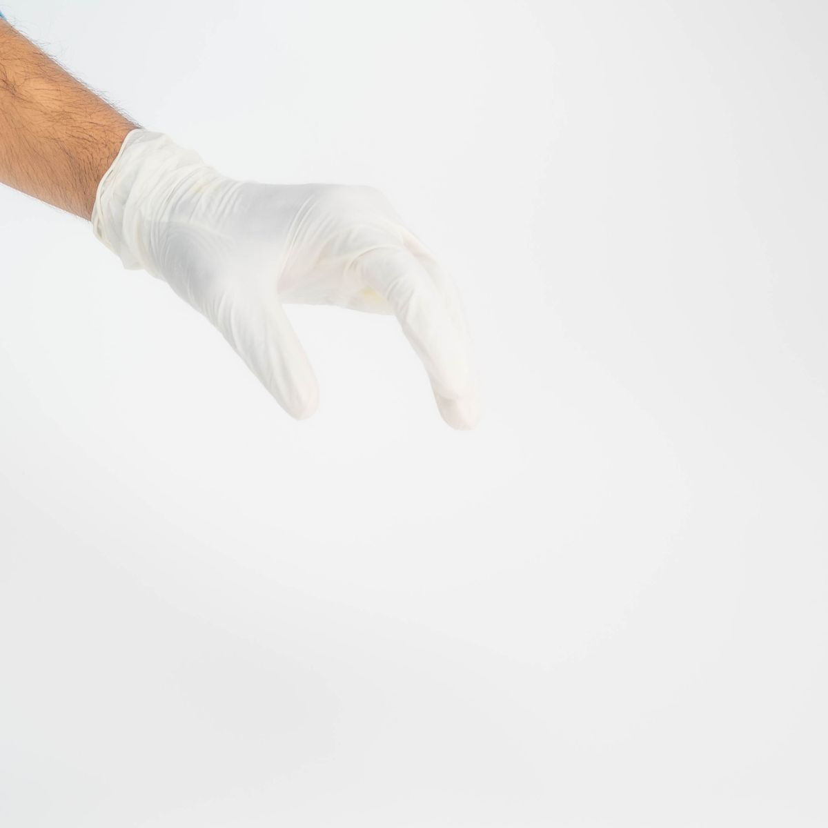 Personne portant des gants en latex, geste d'hygiène enseigné lors des formations aux premiers secours