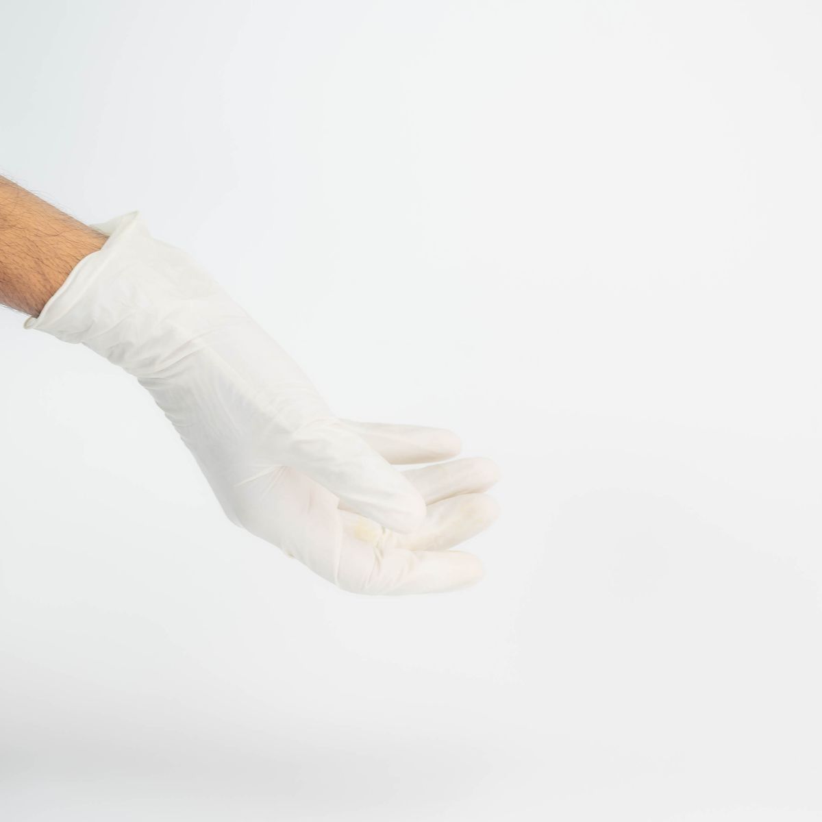 Mains d'un secouriste enfilant des gants médicaux avant une intervention de premiers secours