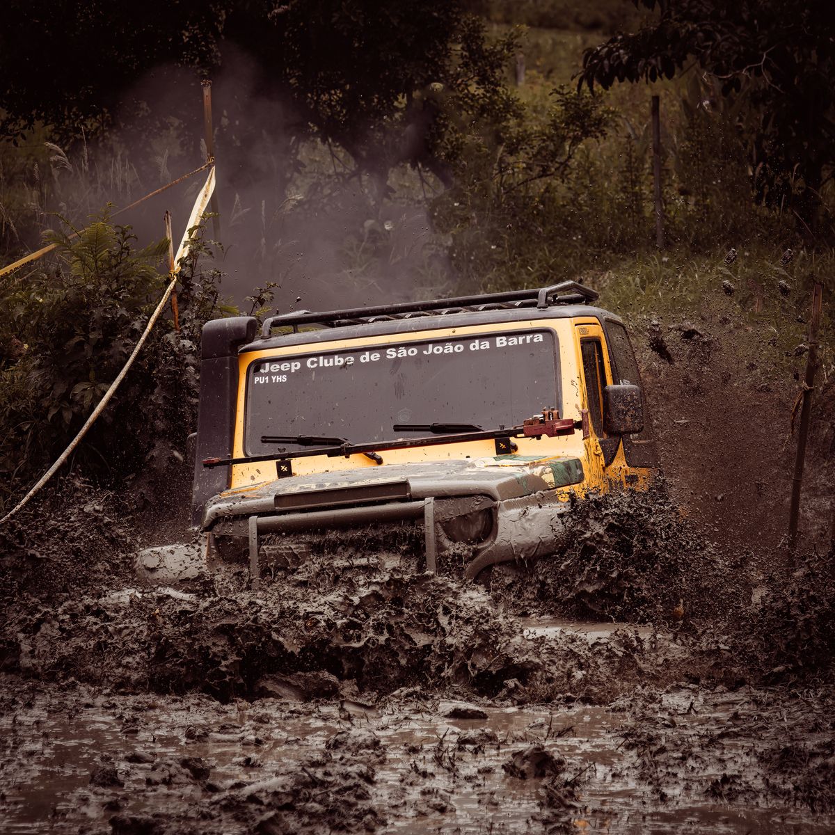 Véhicule tout-terrain 4x4 progressant en pleine nature pour une intervention de secours itinérante