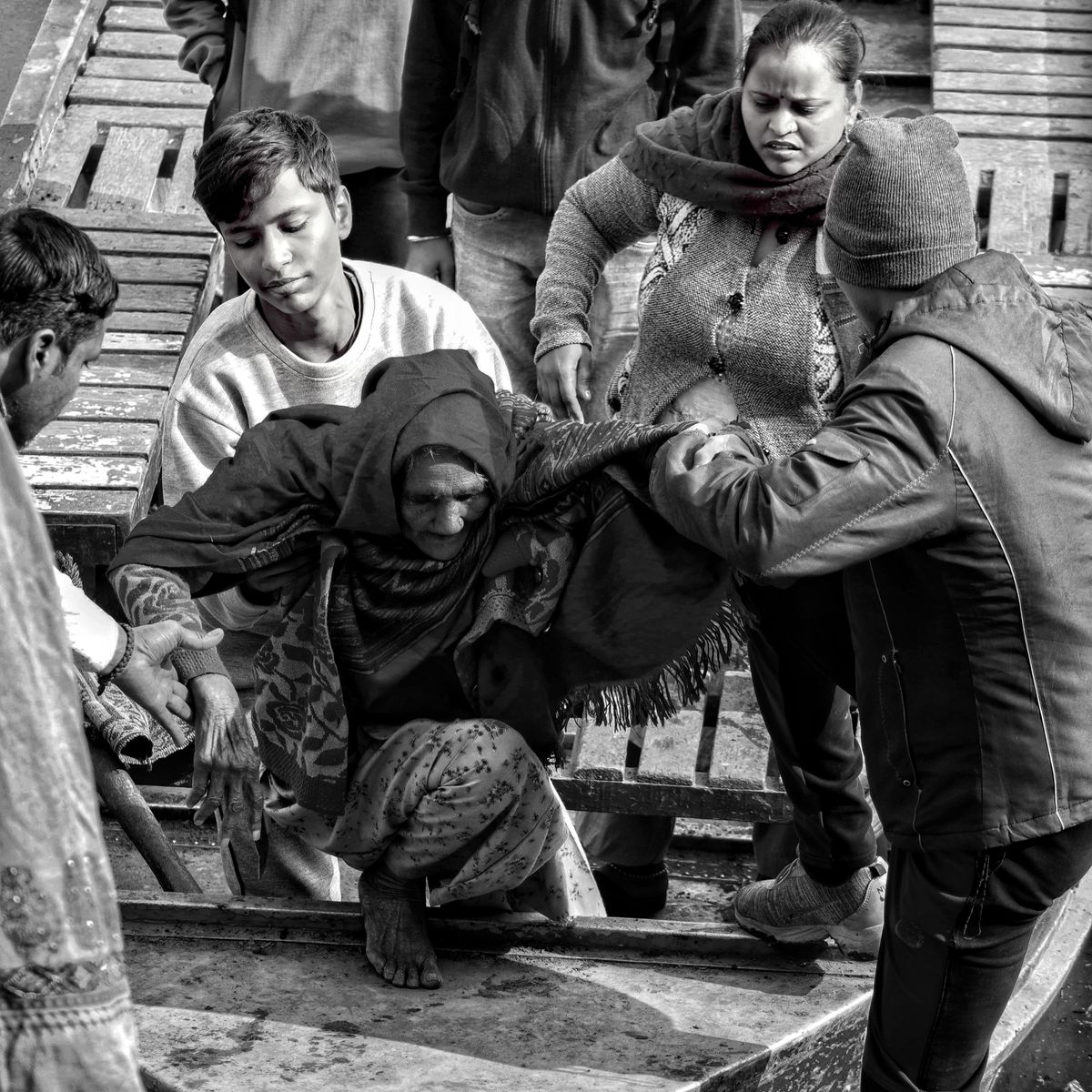 Personnes se portant assistance, illustrant les gestes de secours entre stagiaires en formation