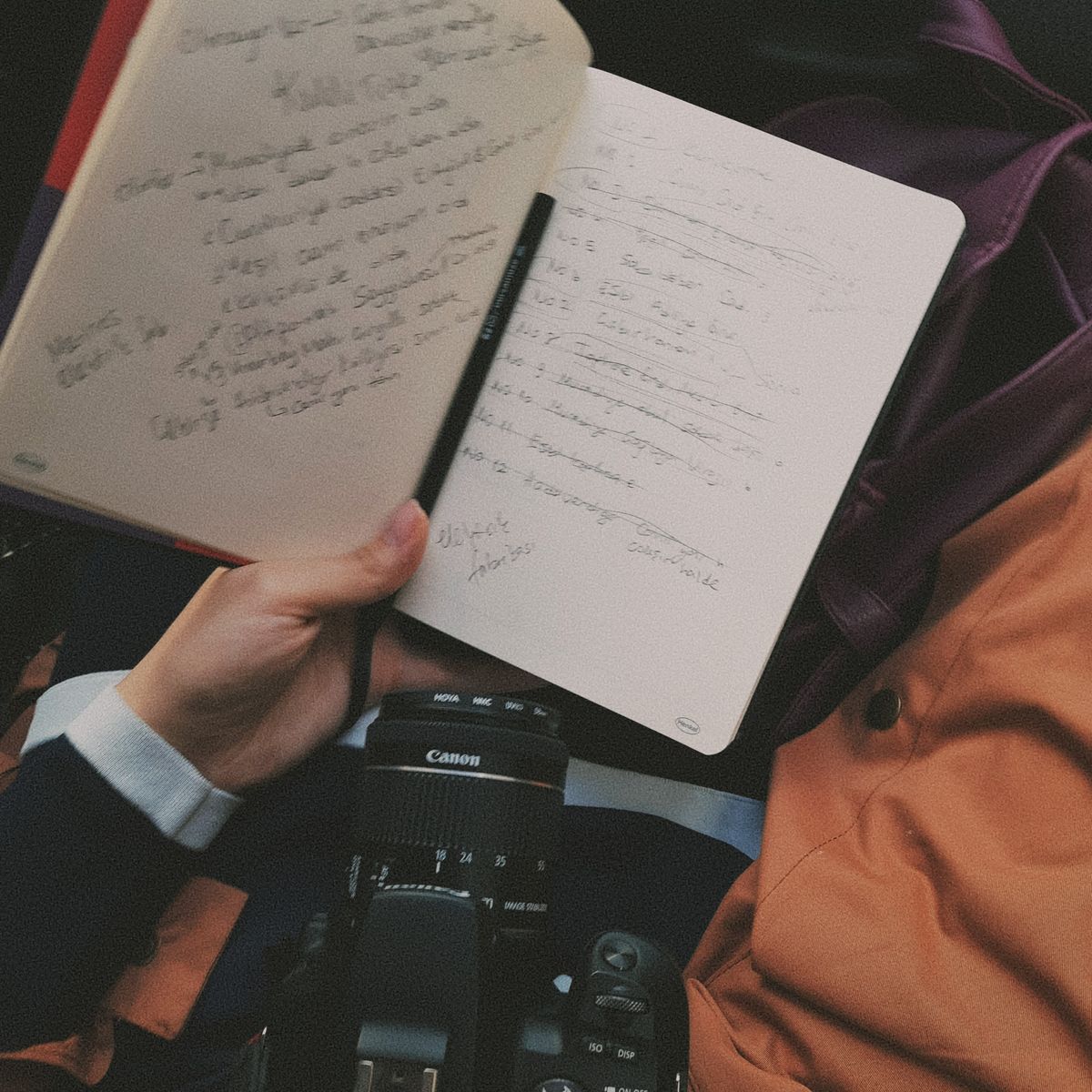 Personne prenant des notes dans un carnet pour planifier ses prochaines dates de formation