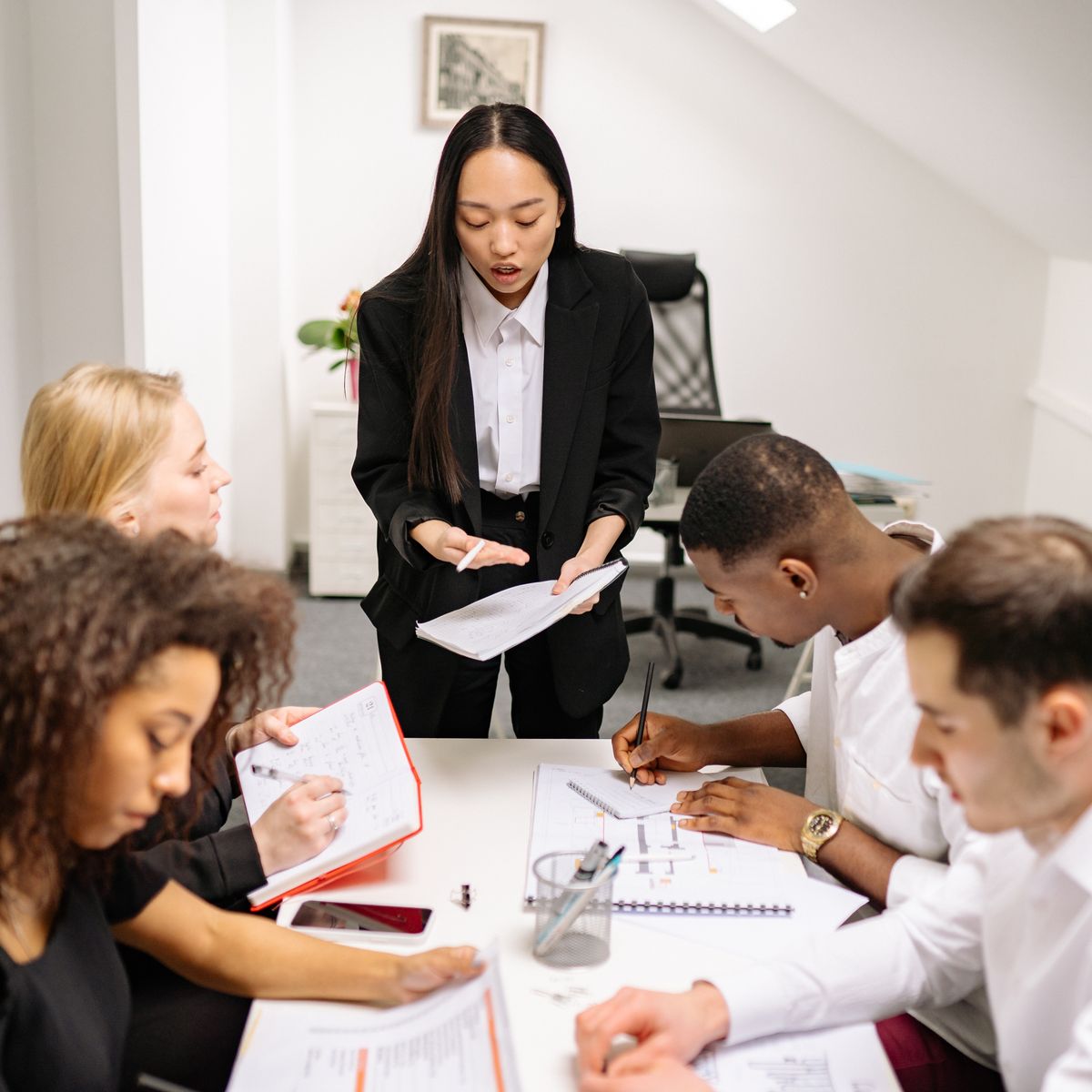 Formateur animant une session de formation devant un groupe de salariés en entreprise